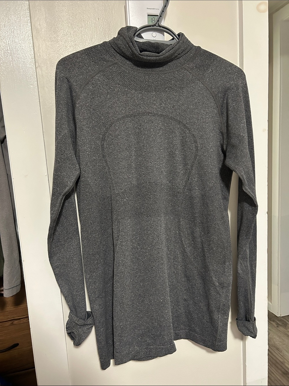 Lululemon run swiftly turtle neck size 8